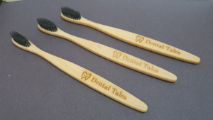 Brosse à dents en bambou en forme de C pour tout-petits, poils souples au charbon de bois, outil dentaire biodégradable pour enfants, manche en bois naturel, vente en gros - Product Image 3