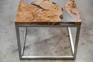 Table basse en bois massif à bord naturel avec résine époxy industrielle pour salon ou décoration intérieure - Product Image 5