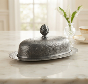 Beurrier ovale avec couvercle, design gravé vintage en métal, vaisselle de cuisine artisanale - Product Image 1