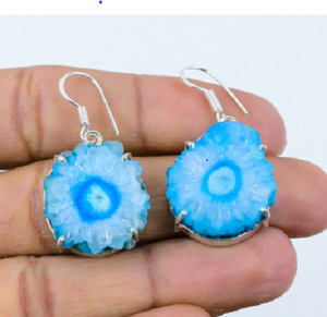 Pendientes Colgantes Redondos de Cuarzo Solar Azul Hechos a Mano al por Mayor, Pendientes Colgantes de Piedras Preciosas de Cuarzo - Product Image 2