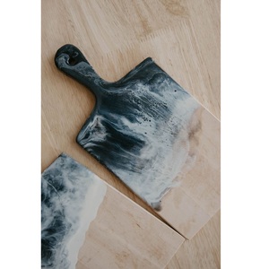 Planche à découper décorative en résine et bois, plateau de service artistique pour cuisine, préparation alimentaire, maison et comptoir de restaurant - Product Image 1