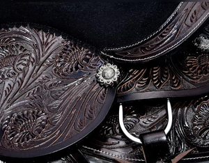 Selle de cheval en cuir noir imprimé faite à la main, style western, avec gravures florales et conchos argentés, confortable, séchage rapide, unisexe, pour l'équitation sur sentier et en concours - Product Image 3