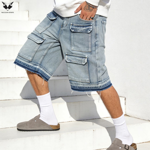 Shorts en jean cargo multi-poches respirants pour homme avec logo personnalisé, coupe ample, délavé bleu clair, style streetwear estival - Product Image 1