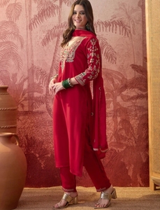 ชุดคุर्ตา กางเกง และผ้าคลุมไหล่สำหรับผู้หญิง KV สีแดงแซงเกรีย ปักลายด้วยผ้าจอร์เจตต์ ประดับด้วยงานปักดิ้นซารีและลูกปัด มีสินค้าในสต็อก ระยะเวลาจัดทำตัวอย่าง 7 วัน - Product Image 2