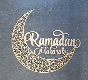 Décoration murale artisanale en bois Ramadan Mubarak, motif croissant de lune et étoile découpés - Product Image 4