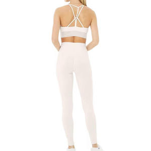 Ensemble de yoga deux pièces de haute qualité pour femme : soutien-gorge de sport et leggings respirants à taille élastique et devant uni – Tenue de sport active - Product Image 5