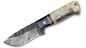 Cuchillo de exterior de acero de Damasco hecho a mano con acabado rugoso martillado y mango de cuerno, hueso y madera. - Product Image 6