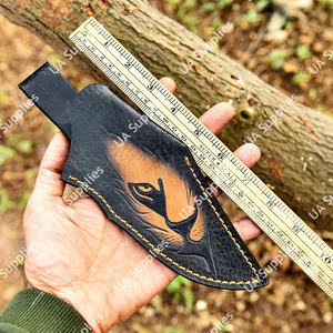 Funda de Cuero Premium Hecha a Mano con Diseño de Cara de León, Funda Vertical para Cuchillo de Cuero Genuino de Vaca Negra con Diseño Animal Grabado y Presilla para Cinturón - Product Image 3