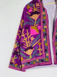 Veste en velours Suzani style bohème • Manteau brodé à la main à motifs floraux • Tenue de festival bohème colorée • Ethnique - Product Image 2