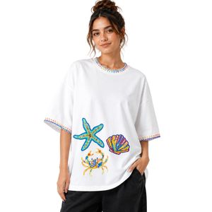 เสื้อยืดโอเวอร์ไซส์สีขาวลายกราฟิกผู้หญิง พิมพ์ลายมหาสมุทรสีสันสดใส เสื้อผ้าลำลองสไตล์สตรีทแวร์ ผ้าฝ้าย ใส่สบายสำหรับฤดูร้อน ทรงหลวม รับผลิตตามแบบ OEM ODM ขายส่ง - Product Image 1