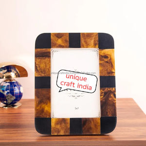 Marco de Fotos de Madera con Incrustaciones de Resina de Concha de Tortuga Marrón Hecho a Mano, Marco de Fotos de Mesa Artesanal con Patrón a Cuadros Negros |   Decoración del Hogar - Product Image 1
