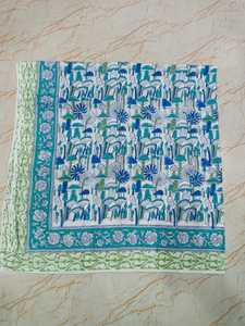 ผ้าพันคอผ้าฝ้ายสีชมพูอ่อนลายดอกไม้พิมพ์ลายด้วยมือสำหรับผู้หญิง แบรนด์ลาวีนาส เหมาะสำหรับฤดูร้อน ใช้เป็นผ้าคลุมไหล่ ผ้าพันคอ ฮิญาบ หรือผ้าโพกหัว - Product Image 4
