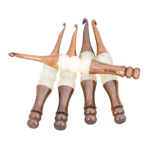 Aguja de Tejer de Madera con Forma Ovalada, Colorida, Hecha a Mano, con Acabado Suave y Diseño Ergonómico - Product Image 2