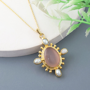 Colgante bohemio renacentista de calcedonia rosa y perla de agua dulce, collar ajustable de latón chapado en oro de 18k, joyería boutique para mujer - Product Image 3