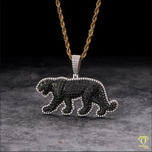 Pendentif panthère fait main avec design animal incrusté de diamants et pierres de moissanite VVS - Product Image 3