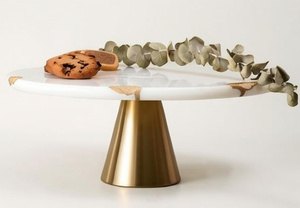 Base para Pastel Redonda de Mármol Blanco con Detalles en Dorado, Exhibidor de Postres y Cupcakes, Diseño de Lujo con Base de Madera - Product Image 2