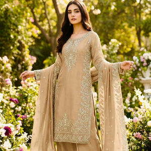 Costume en soie de créateur prêt-à-porter, vêtements de mariage indiens pour le Royaume-Uni - Product Image 1