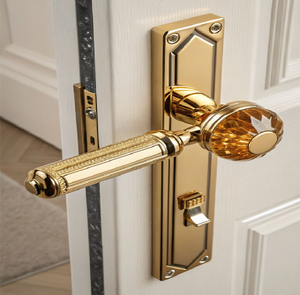 Manija de palanca de lujo en oro con un pomo de cristal ámbar facetado y una elegante placa trasera larga. Disponible a precios de mayorista. - Product Image 1