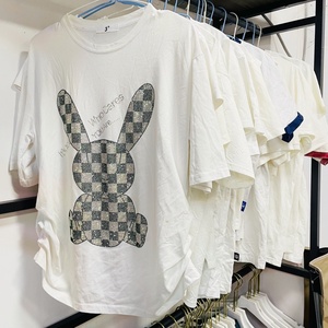 T-shirts blancs imprimés de dessins animés mignons en gros |   Col rond avec bordure contrastée |    Vêtements d'occasion comme neufs en vrac - Product Image 5