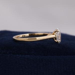 Bague de fiançailles ovale en diamant de laboratoire, halo caché, sertissage cathédrale, plaqué or, certifiée IGI, luxe - Product Image 2