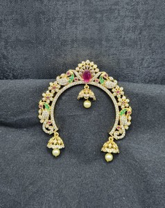 Broche à cheveux en or plaqué avec motif paon, pierre AD et ornements en osselets, pour tenue ethnique traditionnelle, ornement capillaire pour femmes, accessoires pour chignon. - Product Image 2