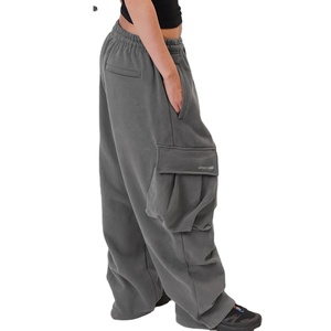 Pantalon de jogging cargo ample pour homme en molleton épais, multi-poches, style urbain, avec logo personnalisé, en coton, coupe décontractée - Product Image 1