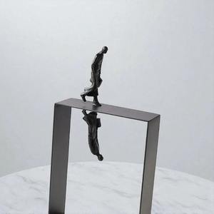 ประติมากรรมรูปคนเดินสไตล์มินิมอล โมเดิร์น นามธรรม สำหรับตกแต่งโต๊ะ ห้องทำงาน ห้องสมุด และห้องนอน - Product Image 2