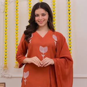 Conjunto de Kurta Naranja Elegante VASTRA COTTAGE con Top Bordado, Pantalón, Dupatta de Encaje Chanderi, Ropa Tradicional Étnica - Product Image 4