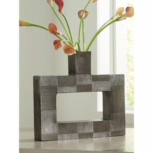 Vase de table moderne en métal architectural, fait main, finition argentée, 39 cm de hauteur, texture géométrique, décoration - Product Image 4