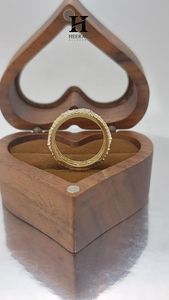Bague d'éternité de luxe en or jaune 14K avec diamant de laboratoire taille marquise certifié IGI, large mosaïque en grappe et bordure milgrain - Product Image 3