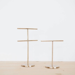 ที่วางเครื่องประดับแบบมินิมอลรูปตัว T พร้อมฐานกลมแข็งแรง ที่เก็บสร้อยข้อมือและสร้อยคอ ดีไซน์เรียบหรู กะทัดรัด เหมาะสำหรับจัดแสดงบนโต๊ะเครื่องแป้ง - Product Image 4