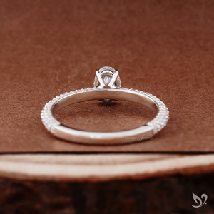 Bague en or blanc 10K avec diamant de laboratoire ovale de 0,50 carat, trois rangées pavées, design élégant allongé et étincelant - Product Image 3