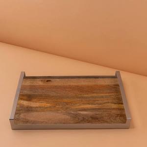 Bandeja Rectangular de Madera Natural de Lujo al por Mayor, Plato para Hotel con Elegante Marco de Metal Plateado y Diseño Sofisticado - Product Image 1