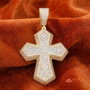 Collier pendentif croix en moissanite plaqué or 18 carats, bijoux de mode pour hommes et femmes, pendentif chic de style moderne et élégant, New York City - Product Image 4