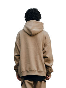 Restez au chaud et élégant avec ce sweat à capuche oversize, doté d'un tissu doux, d'une coupe décontractée et d'une ambiance urbaine contemporaine. - Product Image 6