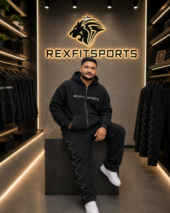 ชุดวอร์มผู้ชาย Rexfit สีดำ ผ้าฟลีซ ลายปักด้านข้าง ชุดกีฬาแบบกำหนดเอง เสื้อฮู้ดดี้ กางเกงจ็อกเกอร์ ชุดวอร์ม 2 ชิ้น - Product Image 5