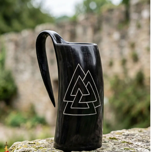 Mug en corne noire polie gravé d'un symbole Valknut sur fond de ruine en pierre, disponible à prix de gros. - Product Image 1