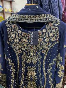 Colección inspirada en María B: Conjunto de lujo de 3 piezas de gasa, camisa de gasa pesada con bordado completo, dupatta bordada, plazo de gasa arrugada para ocasiones festivas. - Product Image 6