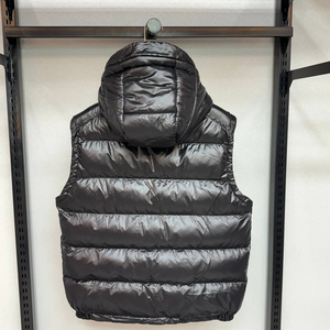Gilet matelassé noir brillant personnalisé pour homme, chaud, à capuche, sans manches, entièrement zippé, doudoune d'extérieur, vente en gros - Product Image 2