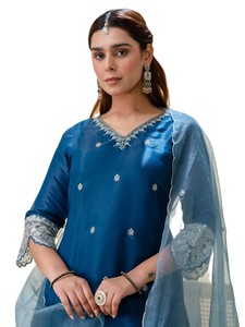 Kurta pour femme à coupe trapèze avec encolure en V et broderies Zari, ensemble pantalon et dupatta en mélange de soie Salwar Kameez - Product Image 4