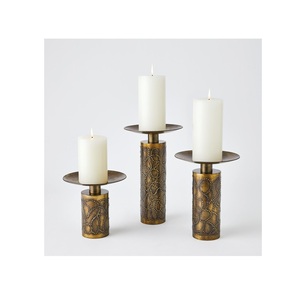 Ensemble de 3 bougeoirs à pilier en laiton antique, texture métallique martelée, finition bronze vieilli, décoration rustique moderne pour la maison, pièce maîtresse - Product Image 1