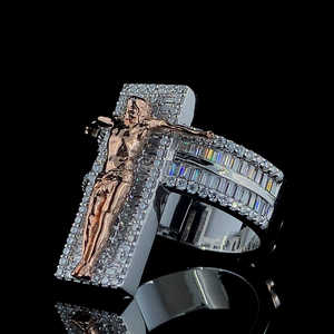 Anillo Hip Hop Personalizado de Dos Tonos, Rosa y Plateado, con Jesús en la Cruz, Anillo de Jesús con Diamantes de Corte Baguette y Redondo, Joyería Religiosa - Product Image 2