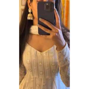 Robe Anarkali de créateur pour les fêtes, taille XS, en tissu organza, taille empire, silhouette évasée avec pendentif et dupatta - Product Image 1