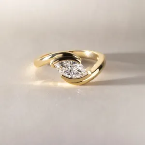 Anillo de compromiso de oro macizo con corte marquesa, engaste de media bisel, solitario de diamante, oro amarillo, moderno y minimalista para mujer - Product Image 1