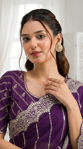 Sari Morado Elegante de AARA Fashion con Bordado Plateado, Protección Solar, para Bodas, Largo hasta el Suelo, Estilo India/Pakistán - Product Image 2
