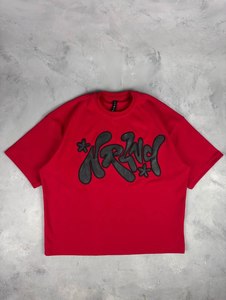 เสื้อยืดโอเวอร์ไซส์ทรงบ็อกซี่ พิมพ์ลายกราฟิก พรีเมียมคอตตอน สตรีทแวร์ พร้อมลายปักโลโก้แบบนูน - Product Image 1