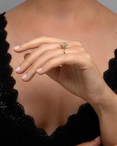 Anillo de Diamante Cultivado en Laboratorio de Corte Ovalado de 5.20 Quilates _ Anillo de Compromiso Solitario con Halo Oculto _ Oro Amarillo de 18k _ Certificado IGI - Product Image 1