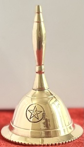 Cloche d'autel Pandulam avec pentagramme pour la prière, cloche d'appel en laiton de 3 pouces, cloche d'autel en laiton par Indian Consigners - Product Image 5