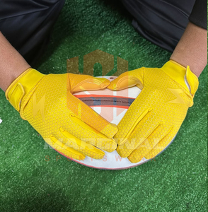 Gants de football américain de haute qualité, couleur jaune, avec motif nid d'abeille, logo personnalisé imprimé, gants de football américain pour hommes - Product Image 5