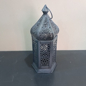 โคมไฟเหล็กทำมือดีไซน์งานฝีมือ พร้อมลวดลายสลักตกแต่งสีเทา สำหรับตกแต่งบ้าน - Product Image 2